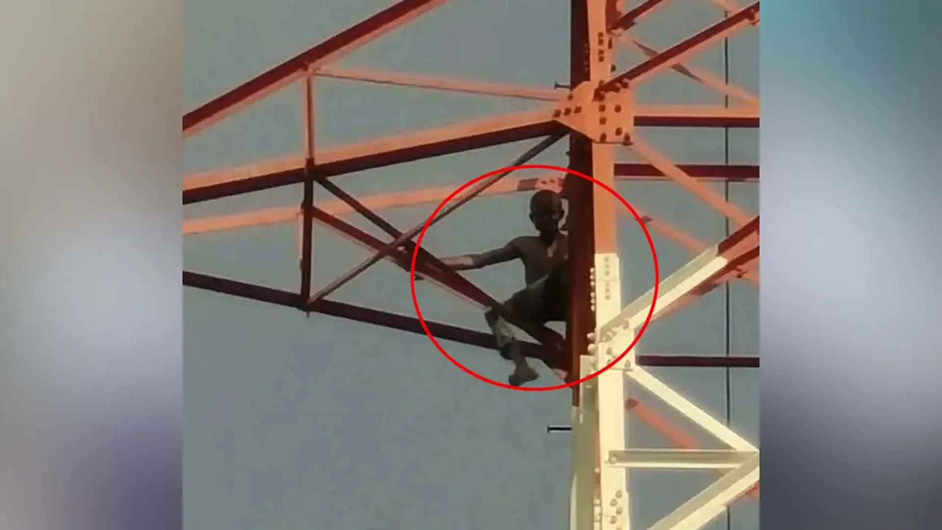 পিরোজপুরে যুবকের কাণ্ডে ৫ ঘণ্টা বিদ্যুৎ বন্ধ